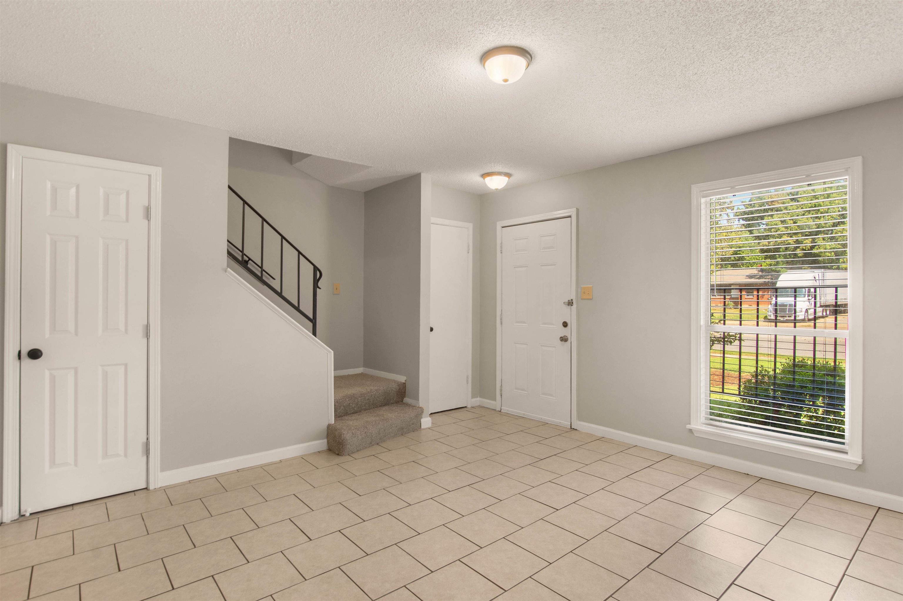 5573 Pleasant View Road, Unit 35 Memphis, TN 38134 - Photo 10 of 25 a view of an empty room and window