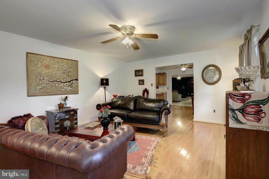 8005 James Russell Road Manassas, VA 20112 - Photo 2 of 14 Living Room