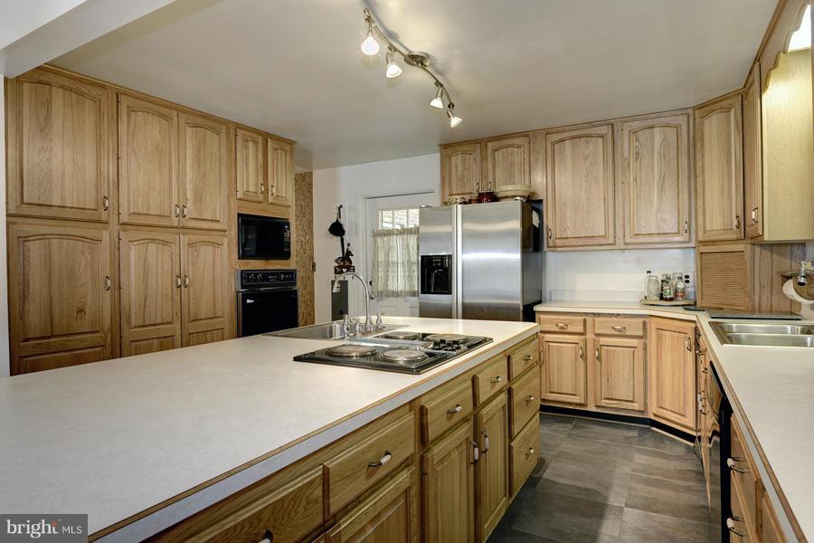 8005 James Russell Road Manassas, VA 20112 - Photo 4 of 14 Kitchen