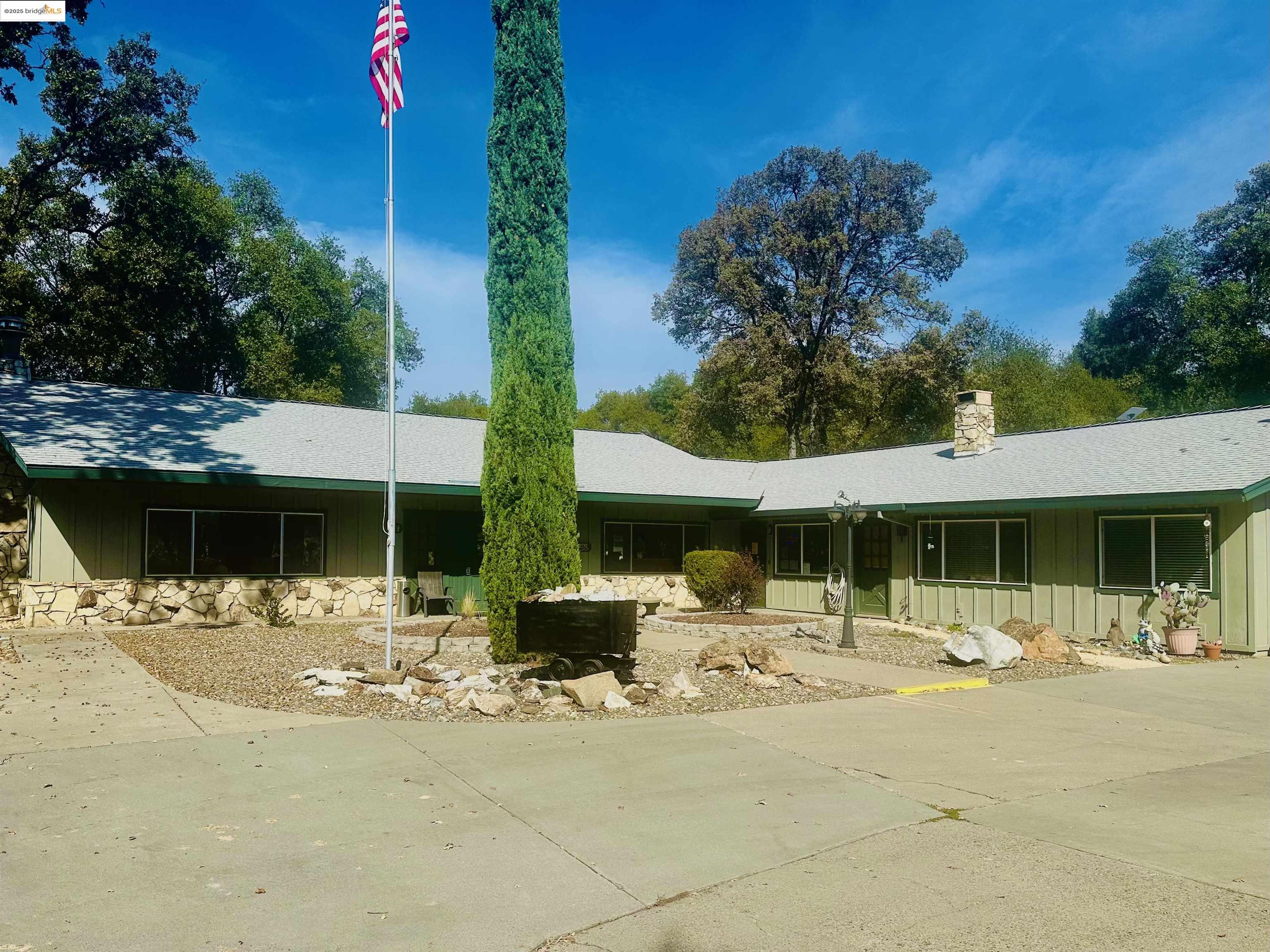 14192 Tuolumne Road, Unit 5 Sonora, CA 95370 - Photo 12 of 12 a outdoor space with lots of palm trees