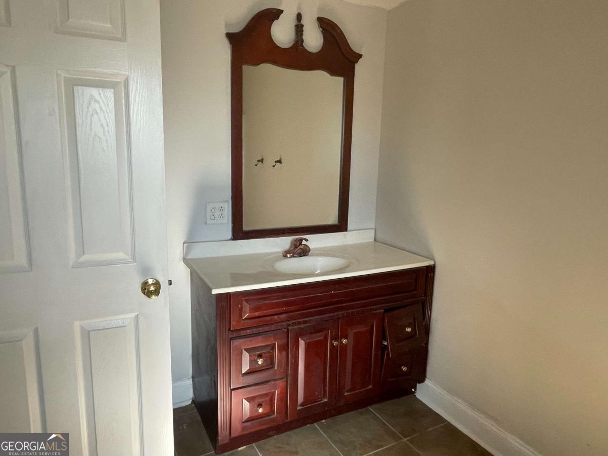 412 West 4th Street Vidalia, GA 30474 - Photo 16 of 23 a bathroom with a sink and a mirror