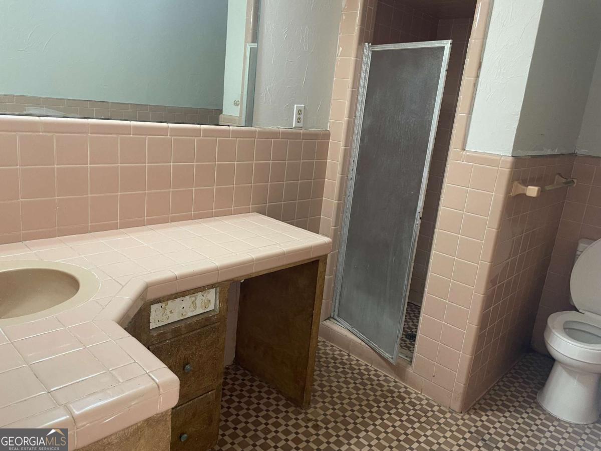 412 West 4th Street Vidalia, GA 30474 - Photo 18 of 23 a bathroom with a sink and a vanity