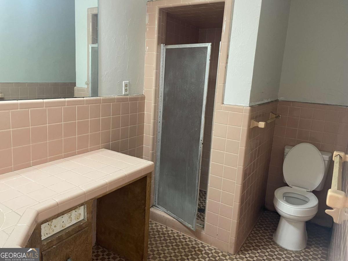412 West 4th Street Vidalia, GA 30474 - Photo 19 of 23 a bathroom with a sink toilet and shower
