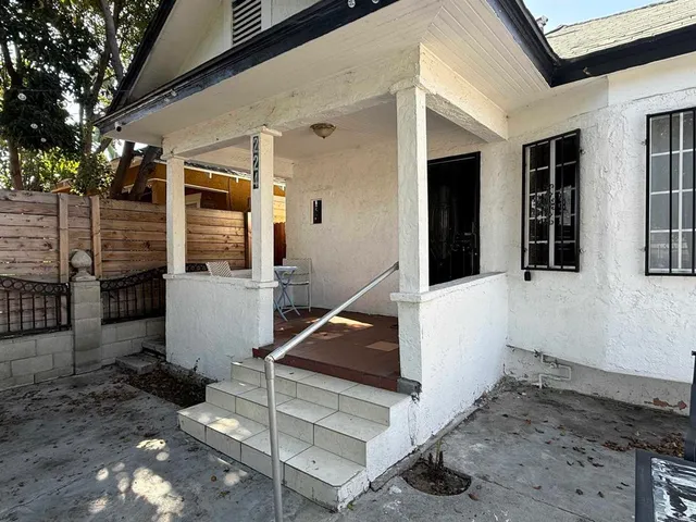 a view of a house with backyard