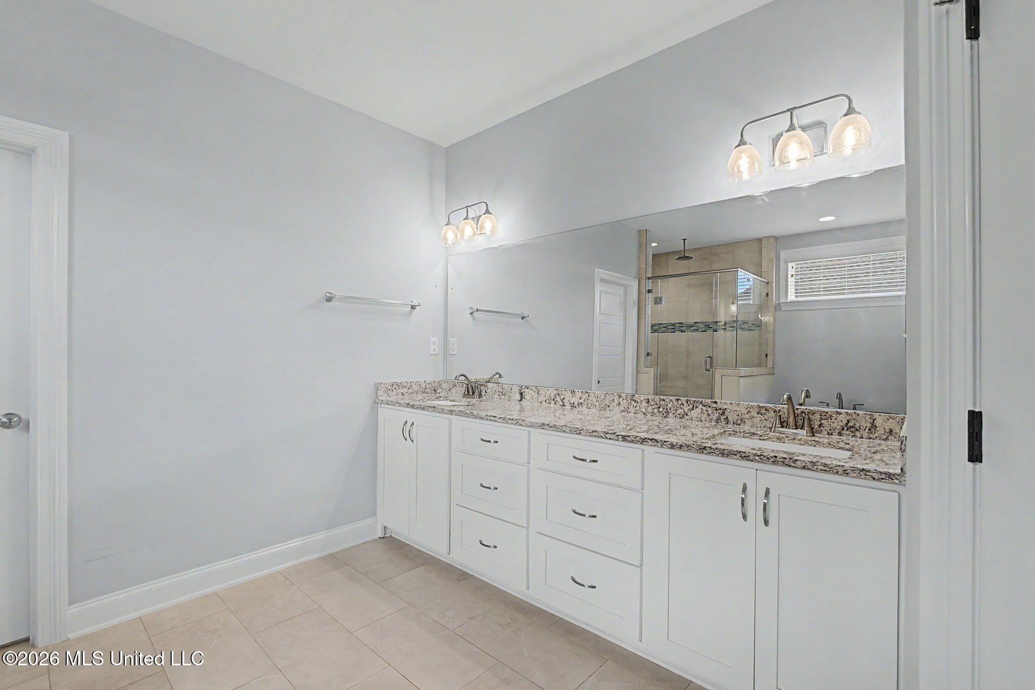 6775 Hawks View Olive Branch, MS 38654 - Photo 24 of 47 Primary Bathroom