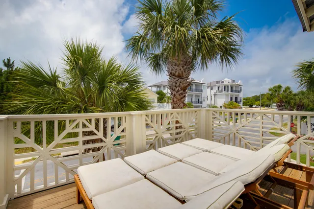 a view of entryway with seating area