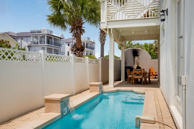 a view of a house with backyard and trees