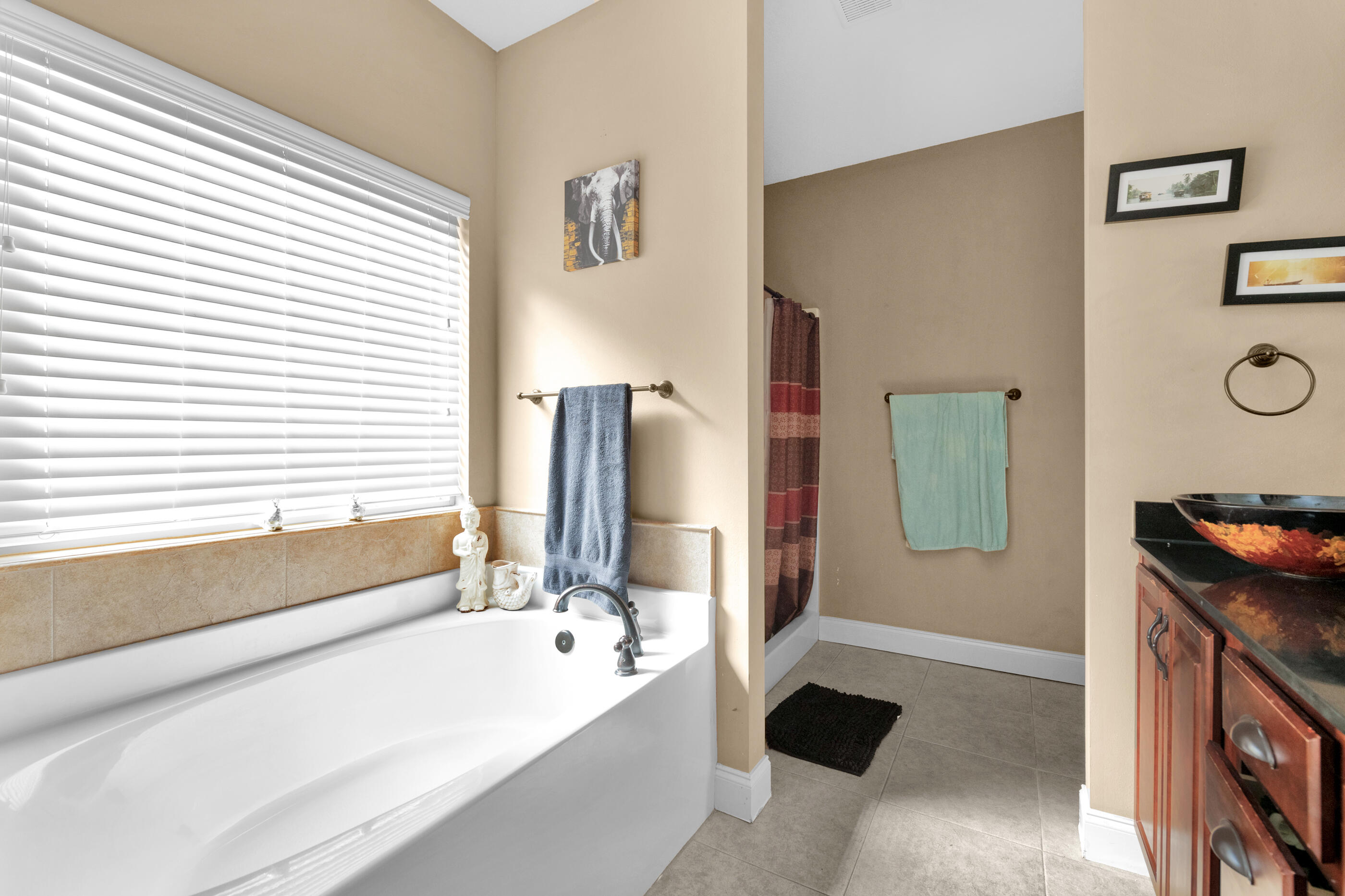 4632 Hermosa Road Crestview, FL 32539 - Photo 10 of 22 a bathroom with a tub a sink and a window