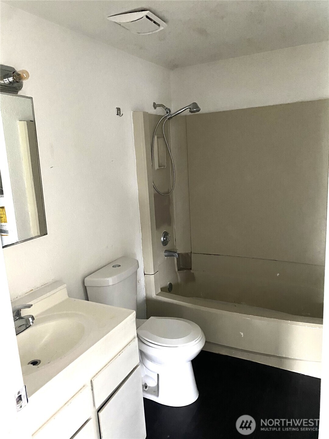 1123 Lindstrom Street Aberdeen, WA 98520 - Photo 5 of 8 a bathroom with a sink a toilet and shower