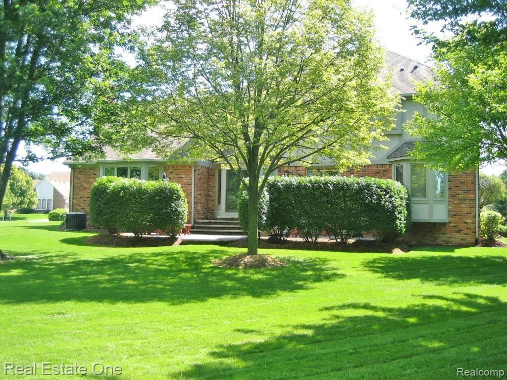 4240 Ridge Side Drive Rochester, MI 48306 - Photo 20 of 23 20 Back View.jpg
