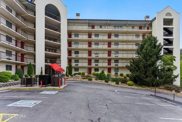 $320,000 | 102 Baskins Creek Bypass, Unit 207, Gatlinburg, TN 37738