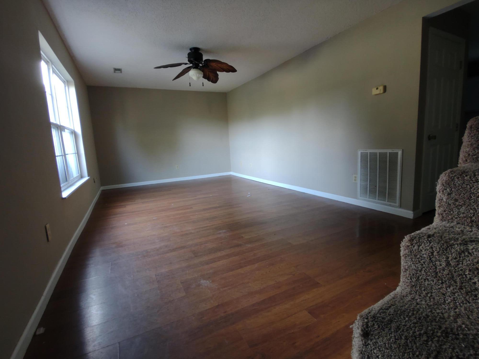 1700 Lone Oak Road, Unit 19 Johnson City, TN 37604 - Photo 3 of 11 Living Room