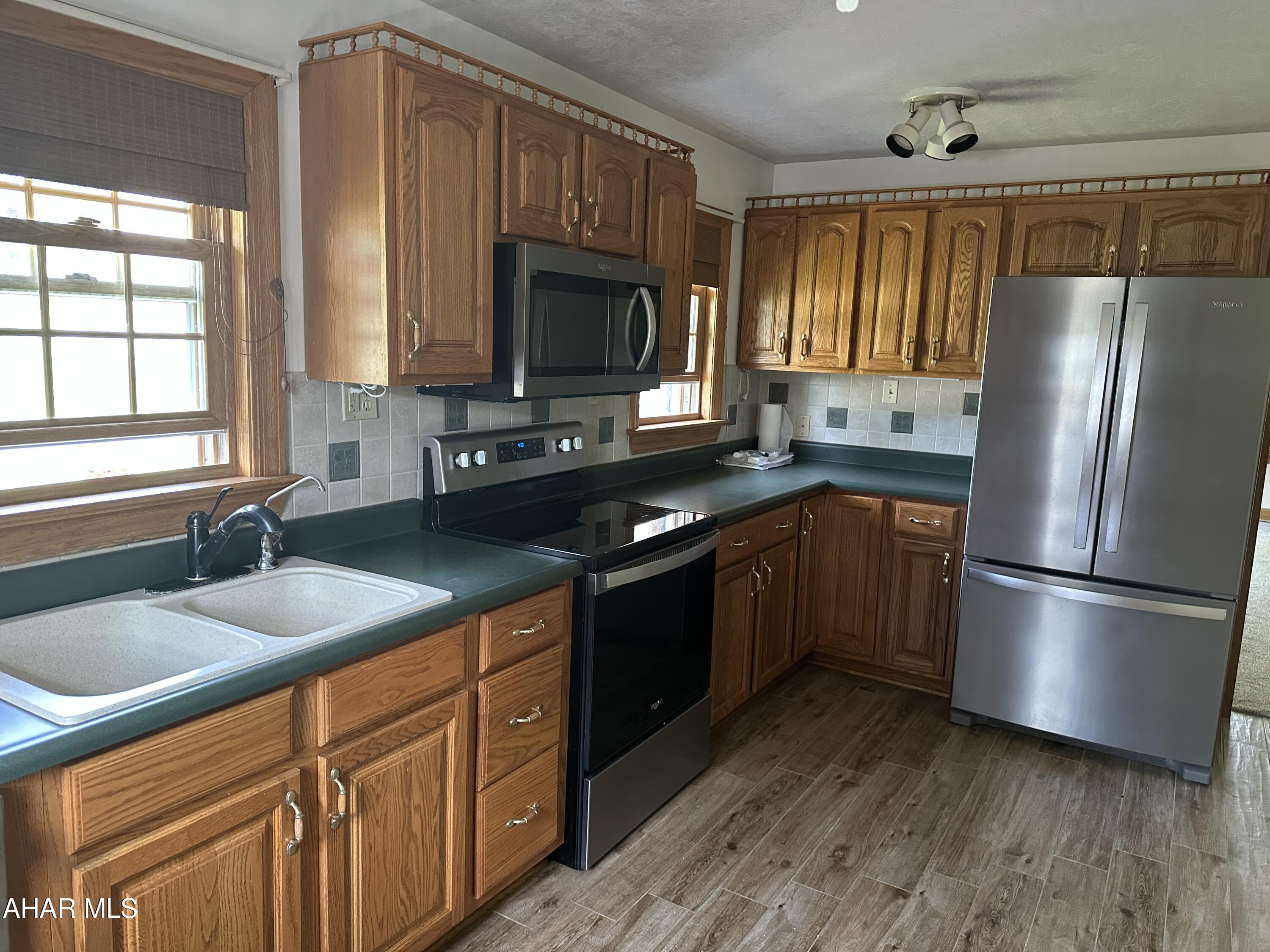 328 Avalon Road Altoona, PA 16601 - Photo 9 of 34