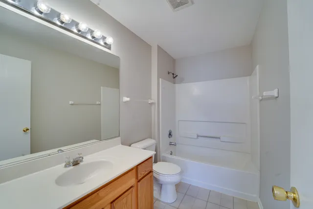 $1,800 | 1231 Silverstone Drive, Unit 1231, Carpentersville, IL 60110