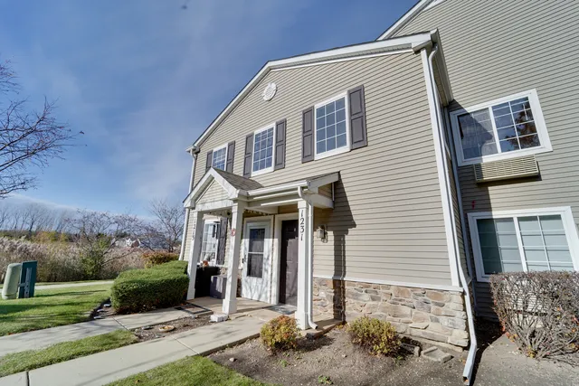 $1,800 | 1231 Silverstone Drive, Unit 1231, Carpentersville, IL 60110