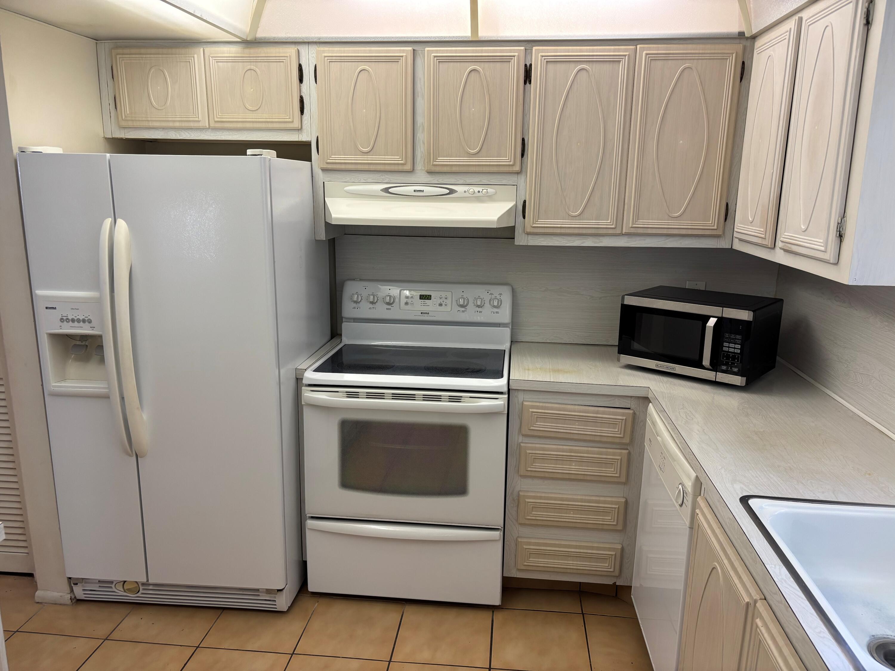 301 North Pine Island Road, Unit 105 Plantation, FL 33324 - Photo 8 of 9 Kitchen