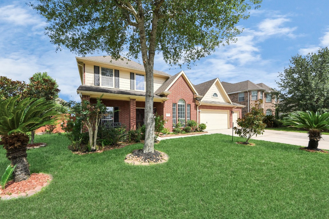 6803 Chapelfield Lane Houston, TX 77049 - Photo 3 of 50 a front view of a house with a yard