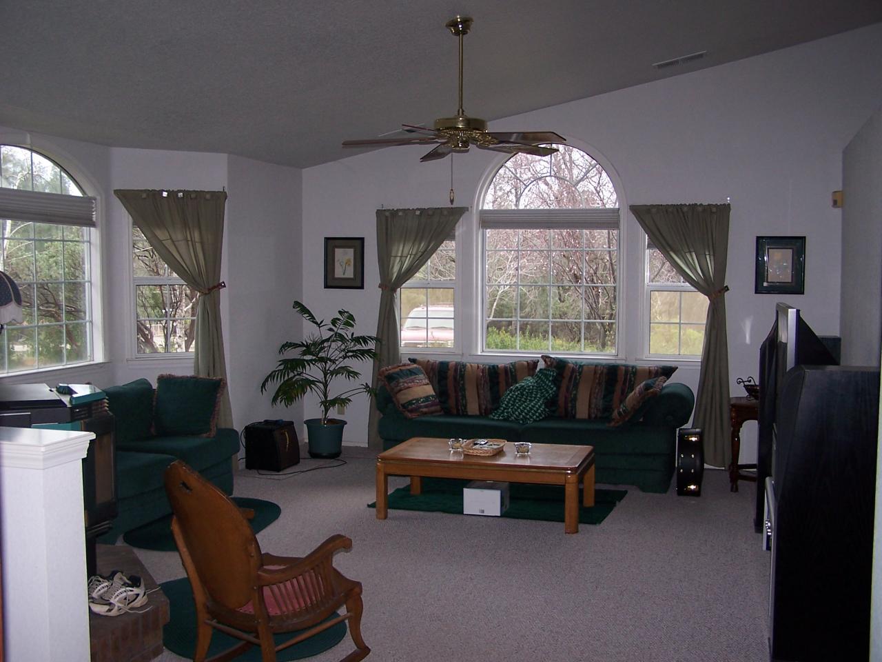 15925 Lower Springs Road Redding, CA 96001 - Photo 4 of 21 Large Living Room