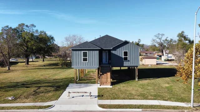 a view of a back yard of the house