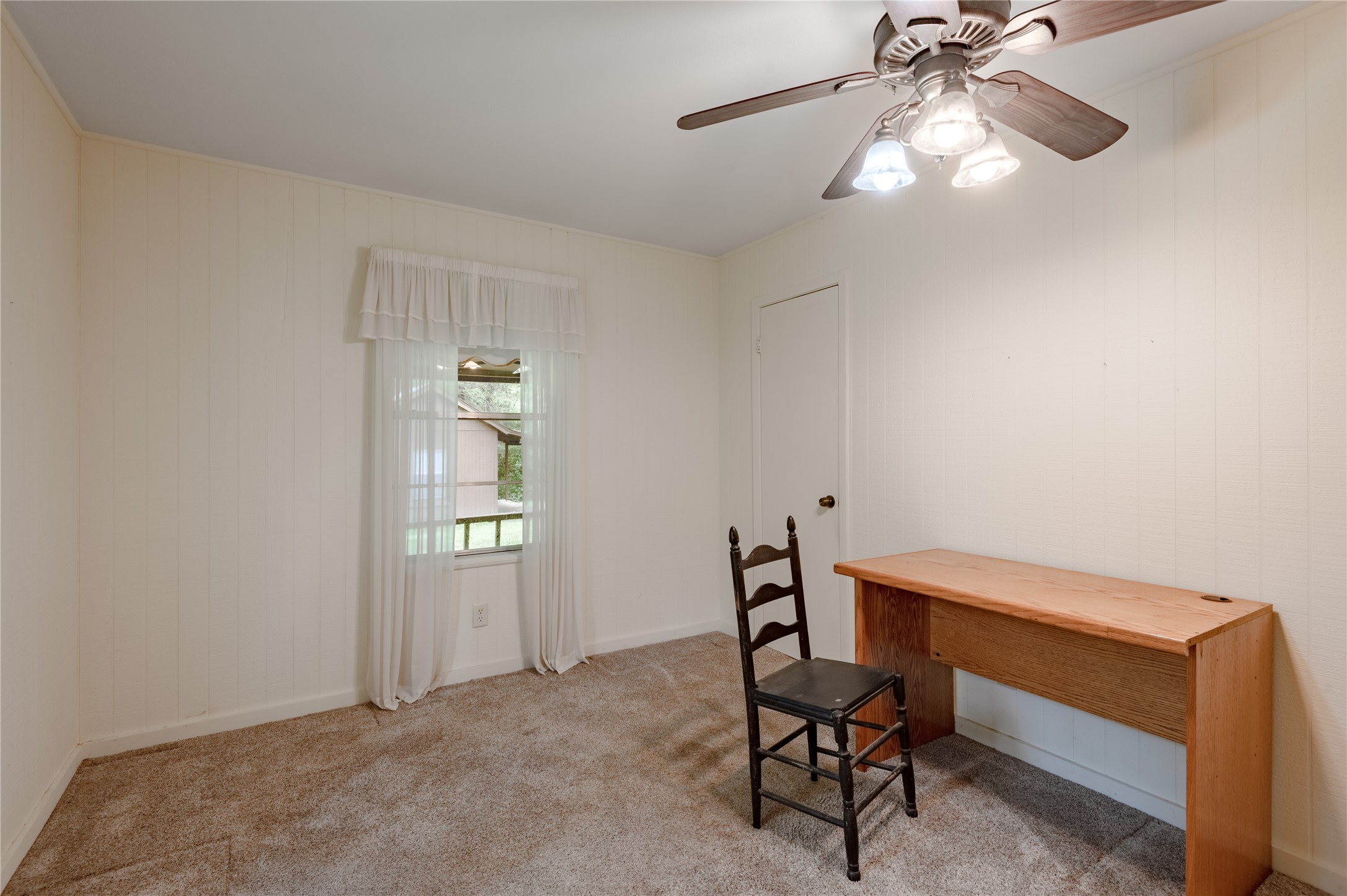 118 Pine Ridge Lane Huntsville, TX 77340 - Photo 24 of 36 Guest Bedroom