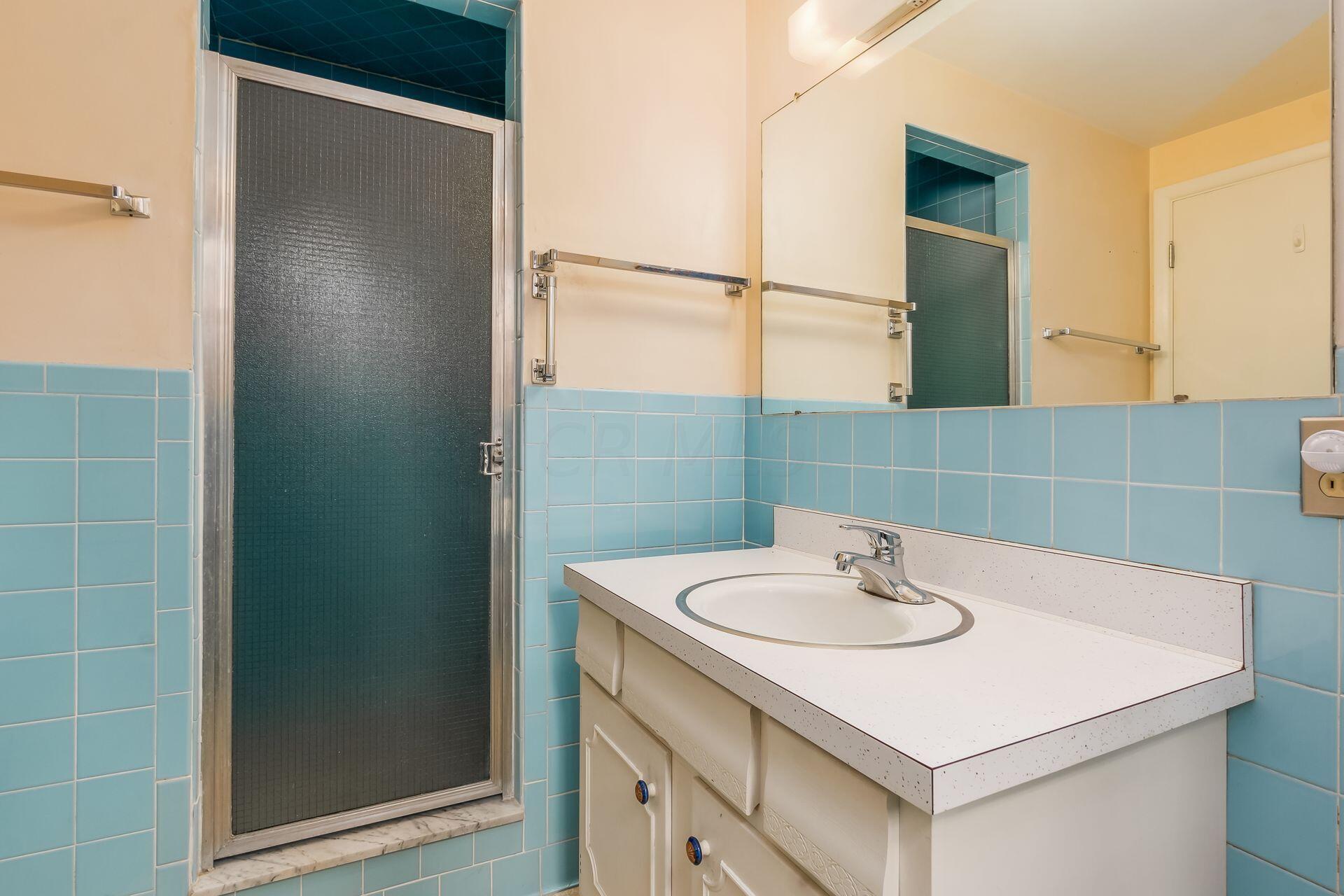 253 Croswell Road Columbus, OH 43214 - Photo 29 of 45 Primary Bath