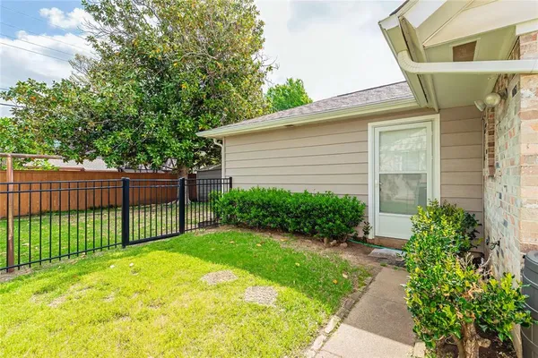 $370,000 | 1220 Farnham Court East, Irving, TX 75062