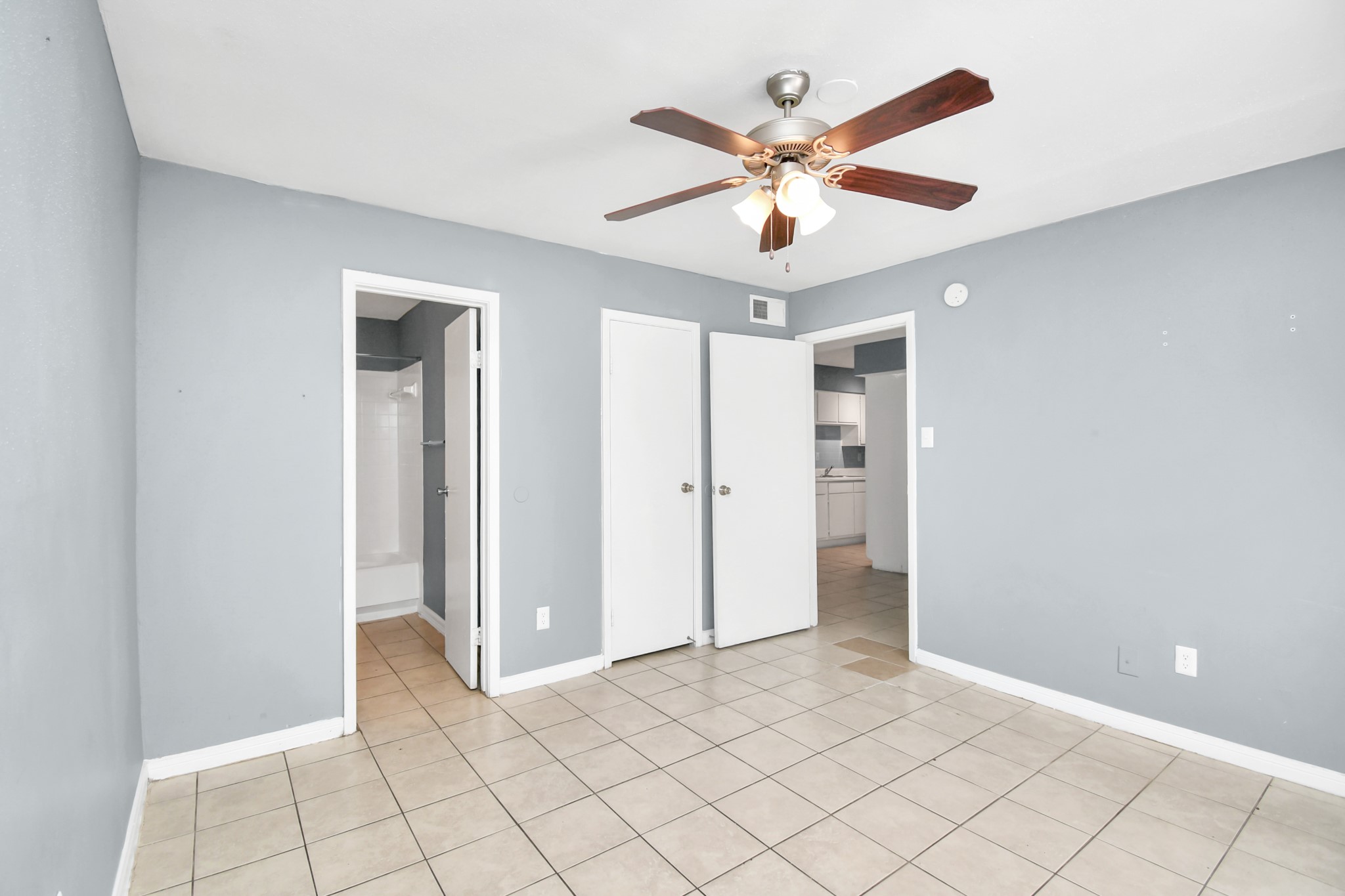 5959 Bonhomme Road, Unit 192R Houston, TX 77036 - Photo 24 of 26 a view of an empty room and window