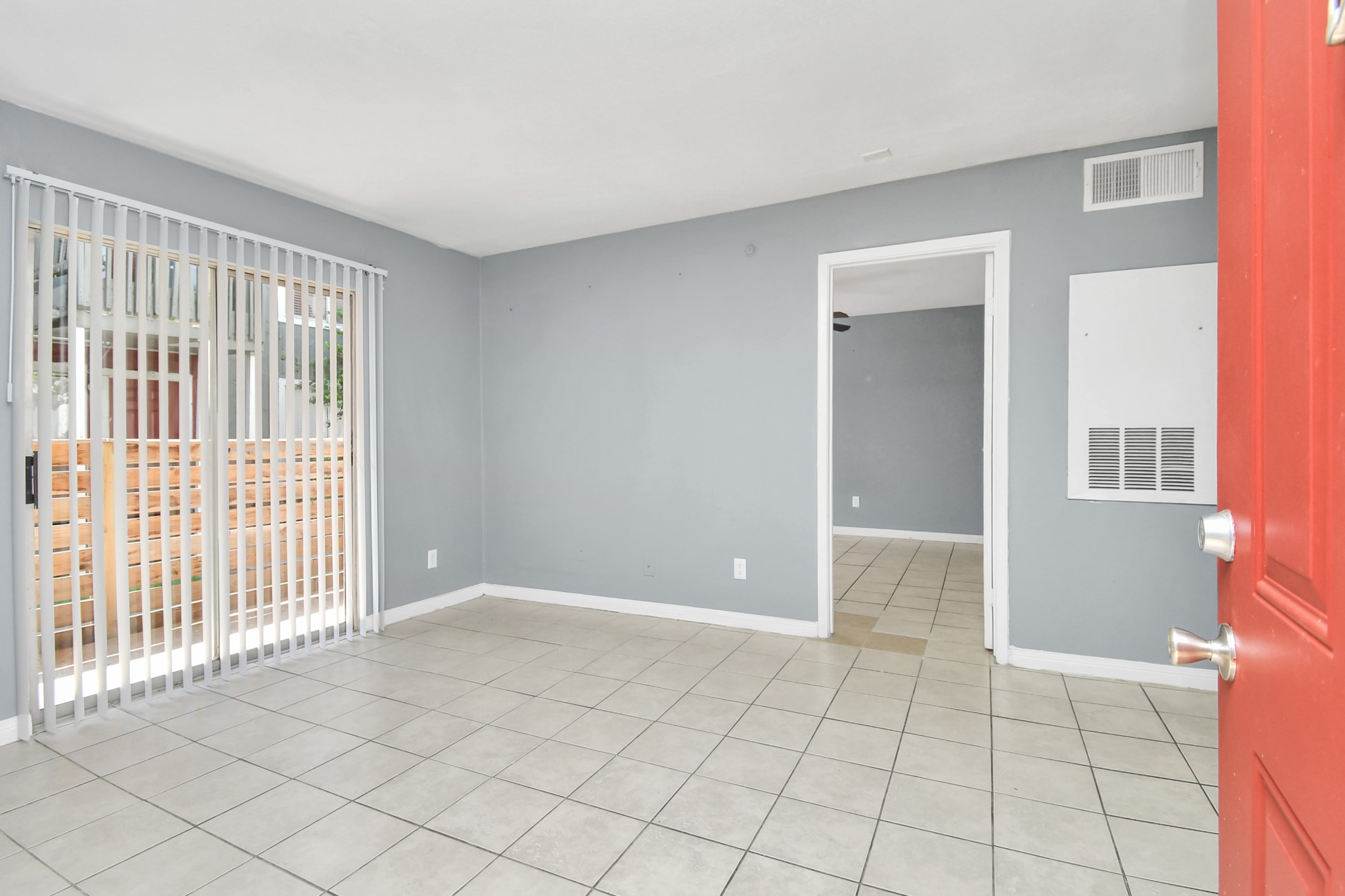 5959 Bonhomme Road, Unit 192R Houston, TX 77036 - Photo 14 of 26 a view of an empty room with window