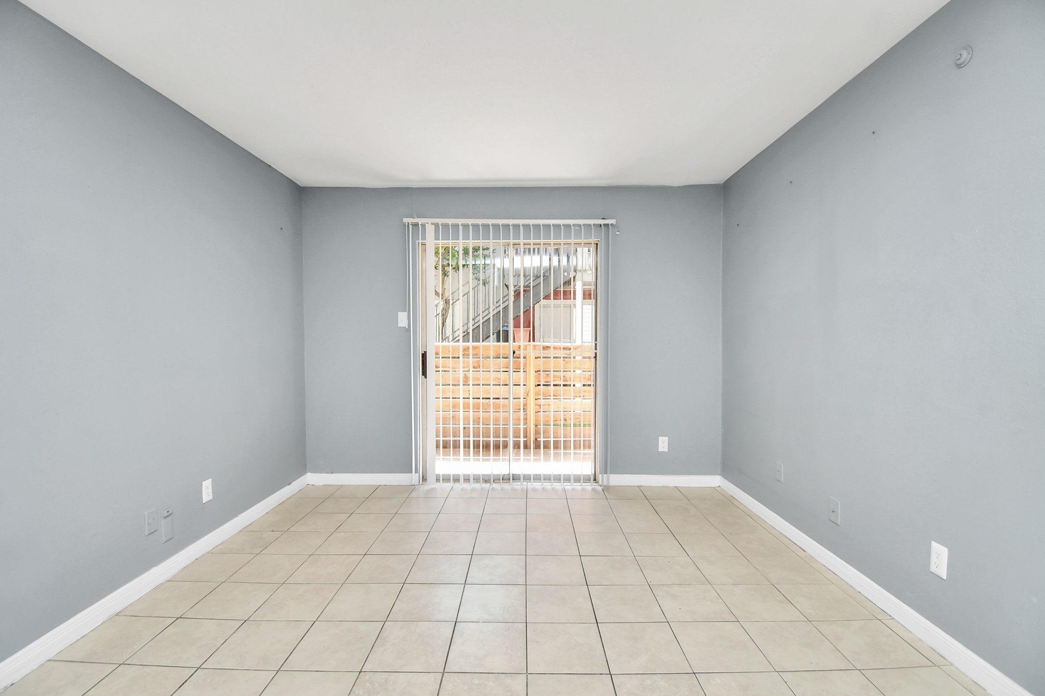 5959 Bonhomme Road, Unit 192R Houston, TX 77036 - Photo 16 of 26 a view of an empty room with a window