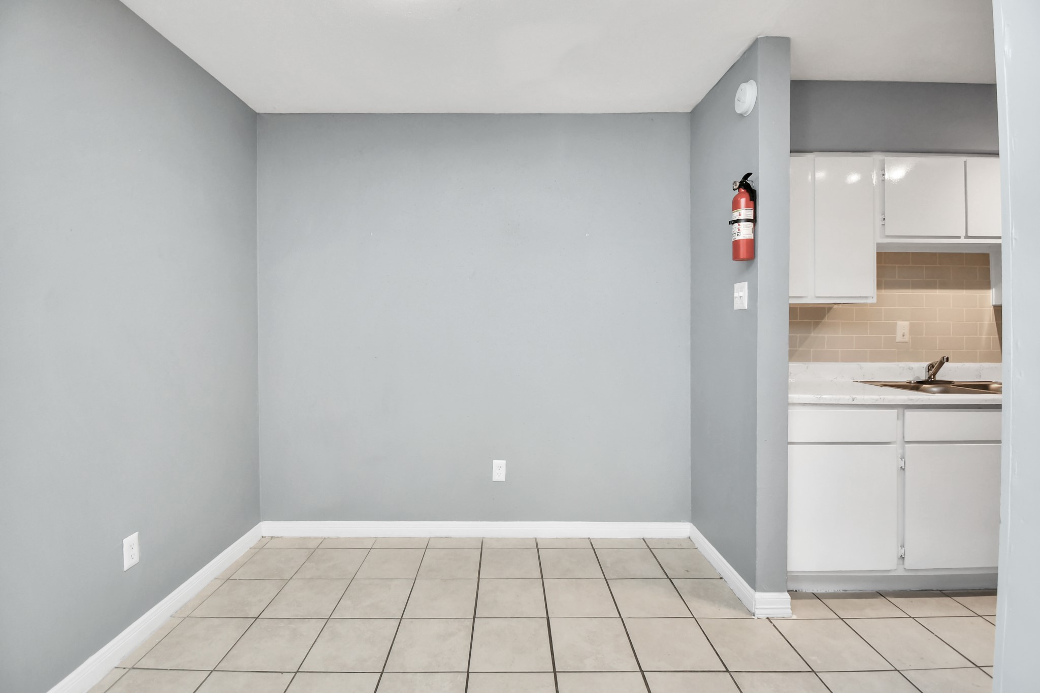 5959 Bonhomme Road, Unit 192R Houston, TX 77036 - Photo 18 of 26 a view of an empty room and window