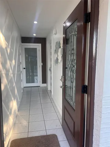 a view of entryway with door