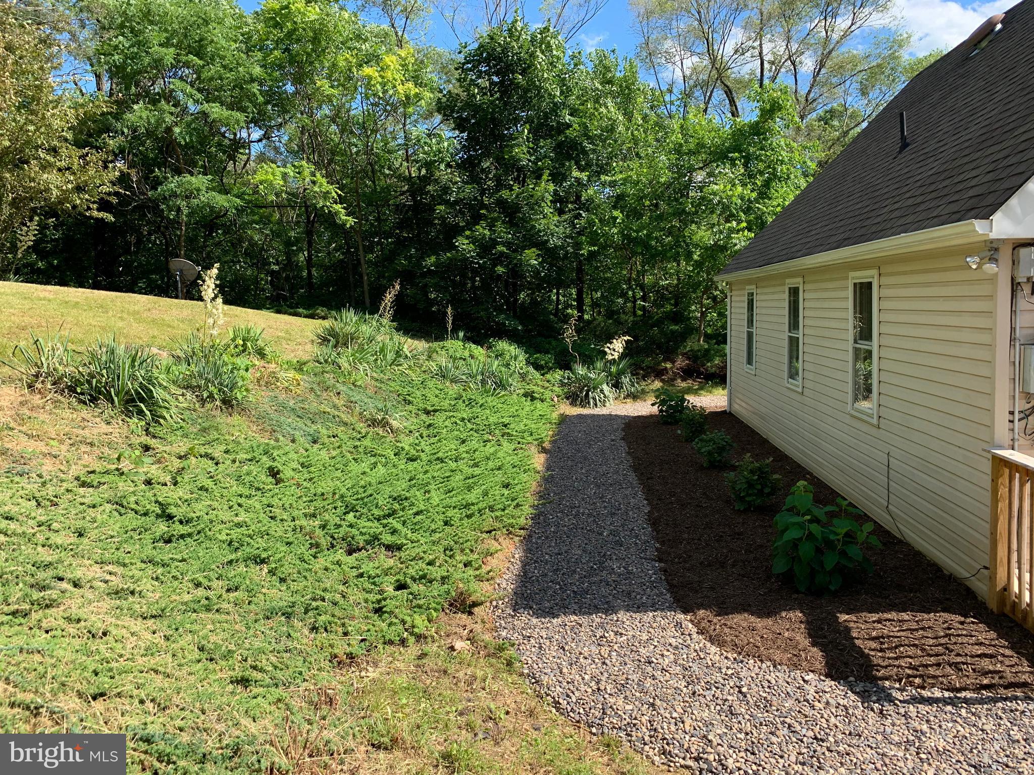478 Round Hill Road Winchester, VA 22602 - Photo 4 of 27 Left Side of Home