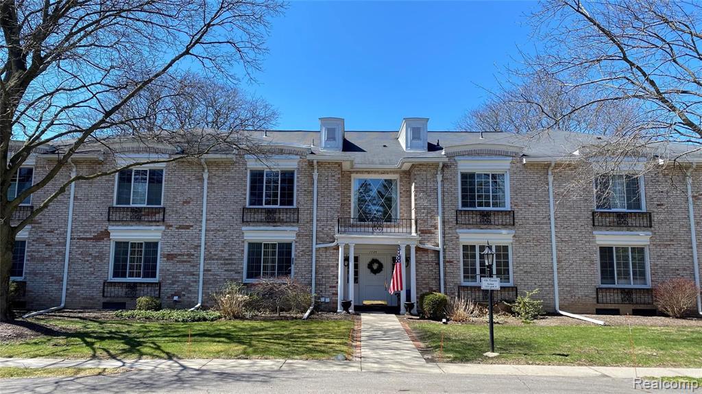 1725 Tiverton Road, Unit 4 Bloomfield Hills, MI 48304 - Photo 1 of 23