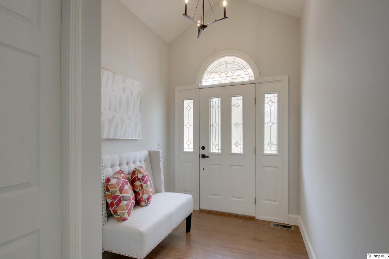 3510 Overlook Drive Quincy, IL 62305 - Photo 13 of 29 a living room with furniture and a window