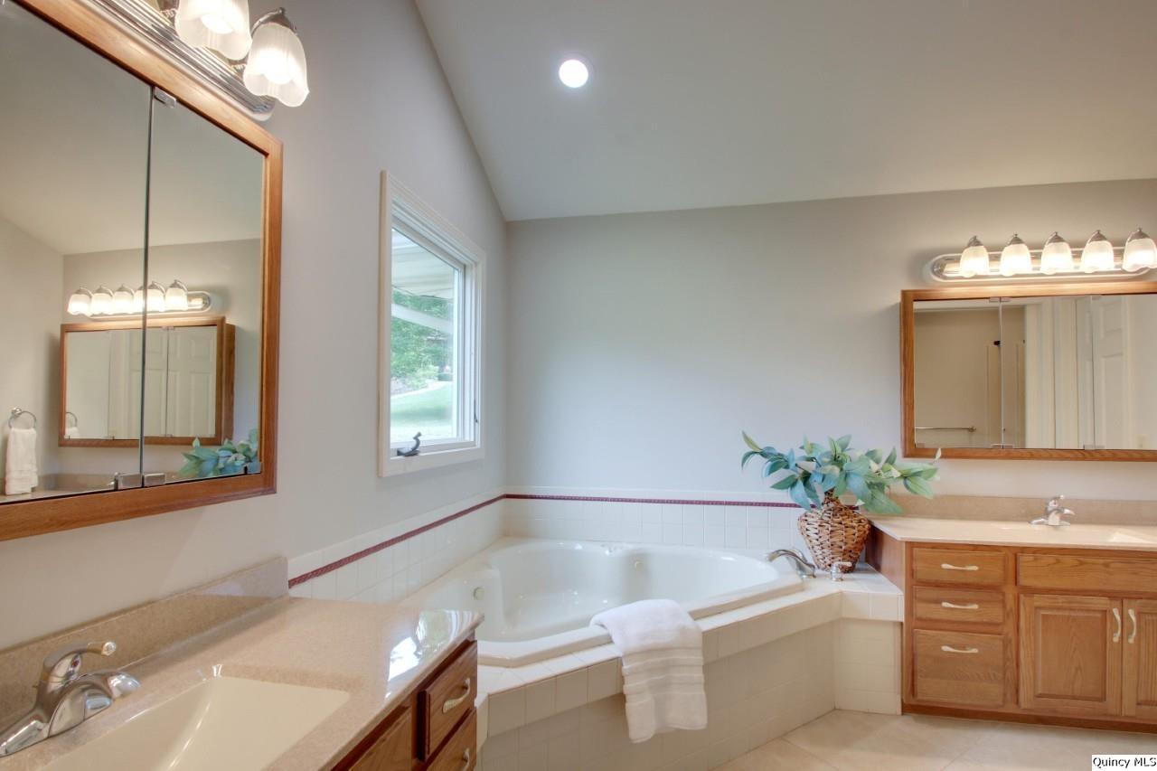 3510 Overlook Drive Quincy, IL 62305 - Photo 16 of 29 a bathroom with a bathtub a sink and a window