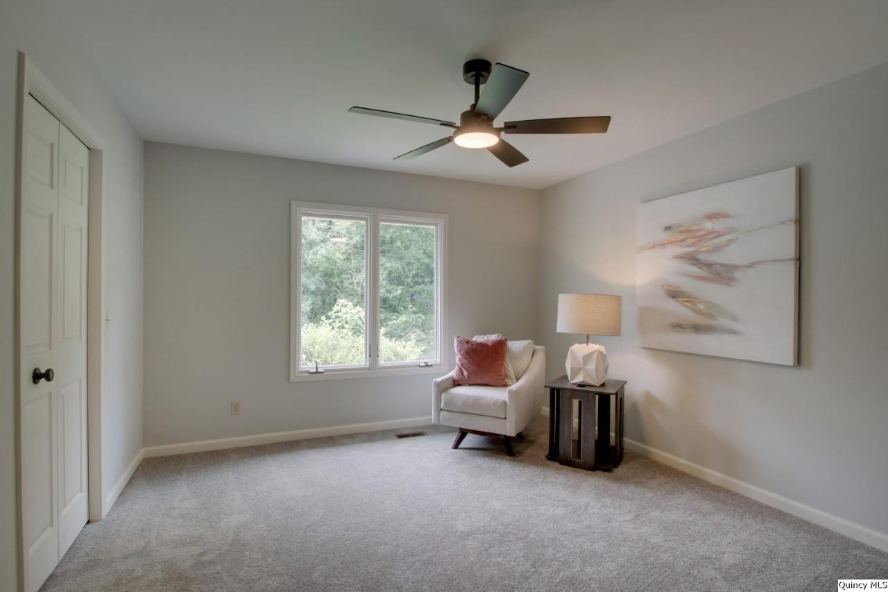 3510 Overlook Drive Quincy, IL 62305 - Photo 18 of 29 a living room with furniture and a window