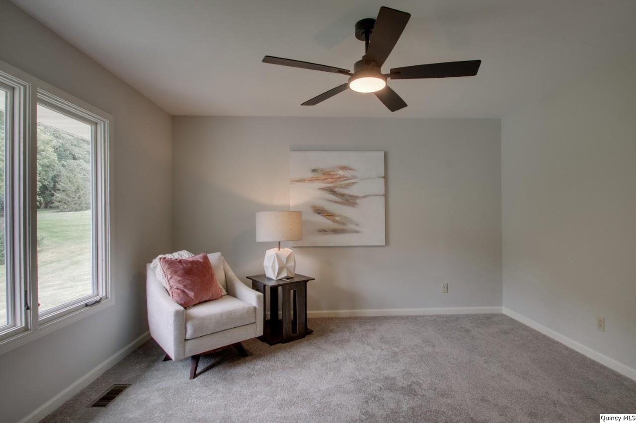 3510 Overlook Drive Quincy, IL 62305 - Photo 19 of 29 a living room with furniture and a window