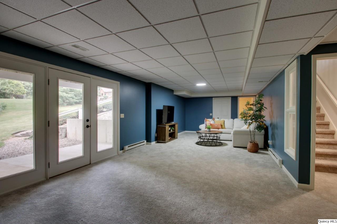 3510 Overlook Drive Quincy, IL 62305 - Photo 23 of 29 a view of a livingroom with furniture and a ceiling fan