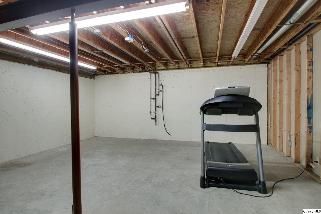 3510 Overlook Drive Quincy, IL 62305 - Photo 27 of 29 a view of a room with gym equipment