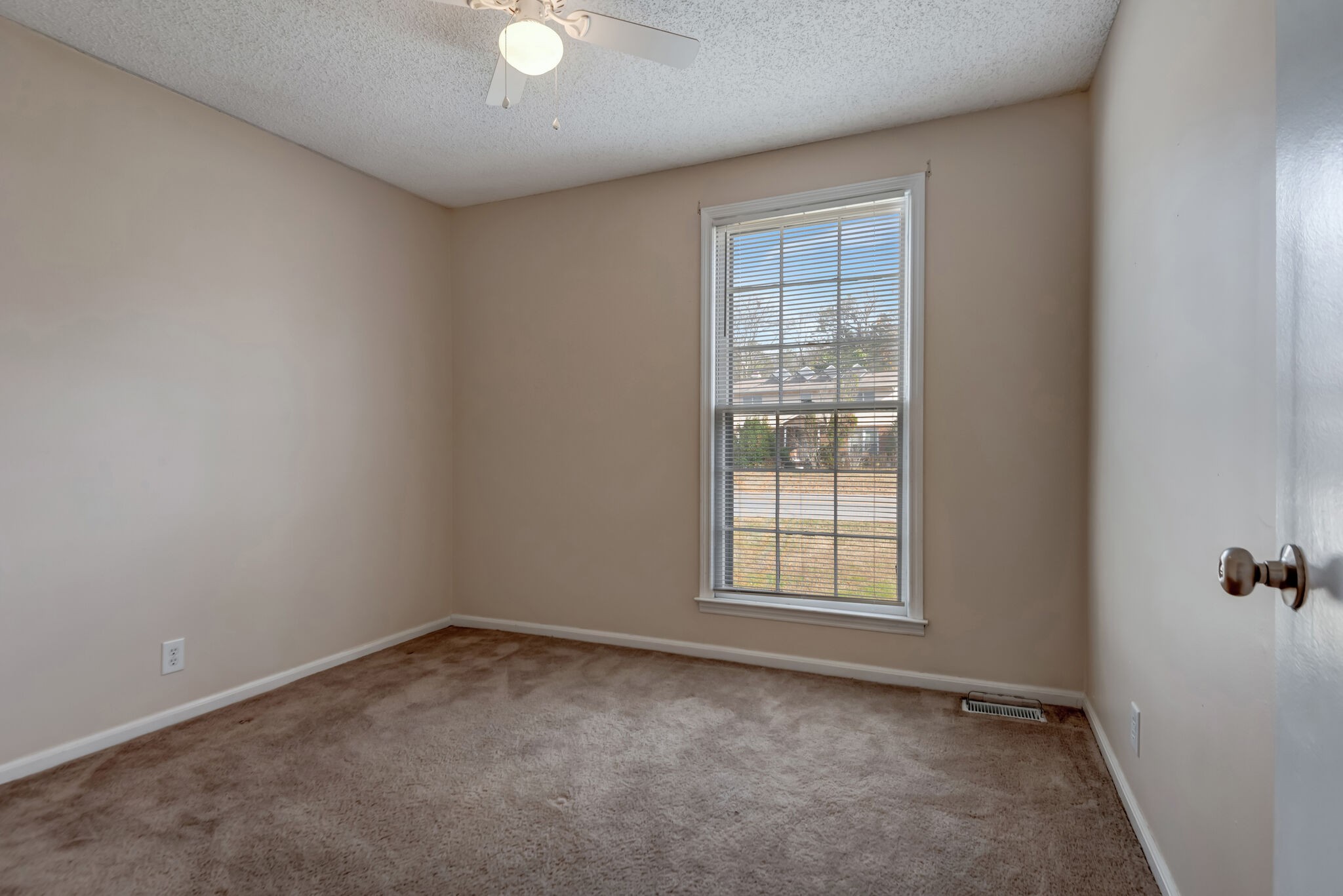 561 Castlegate Drive Nashville, TN 37217 - Photo 11 of 21 an empty room with windows and closet
