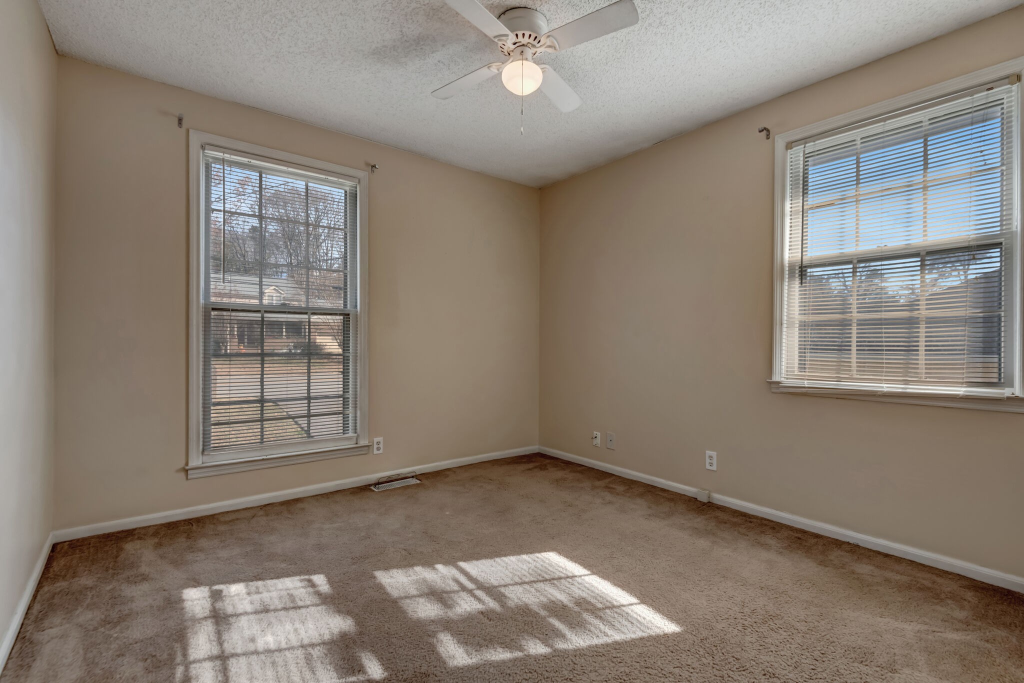 561 Castlegate Drive Nashville, TN 37217 - Photo 9 of 21 an empty room with windows and closet