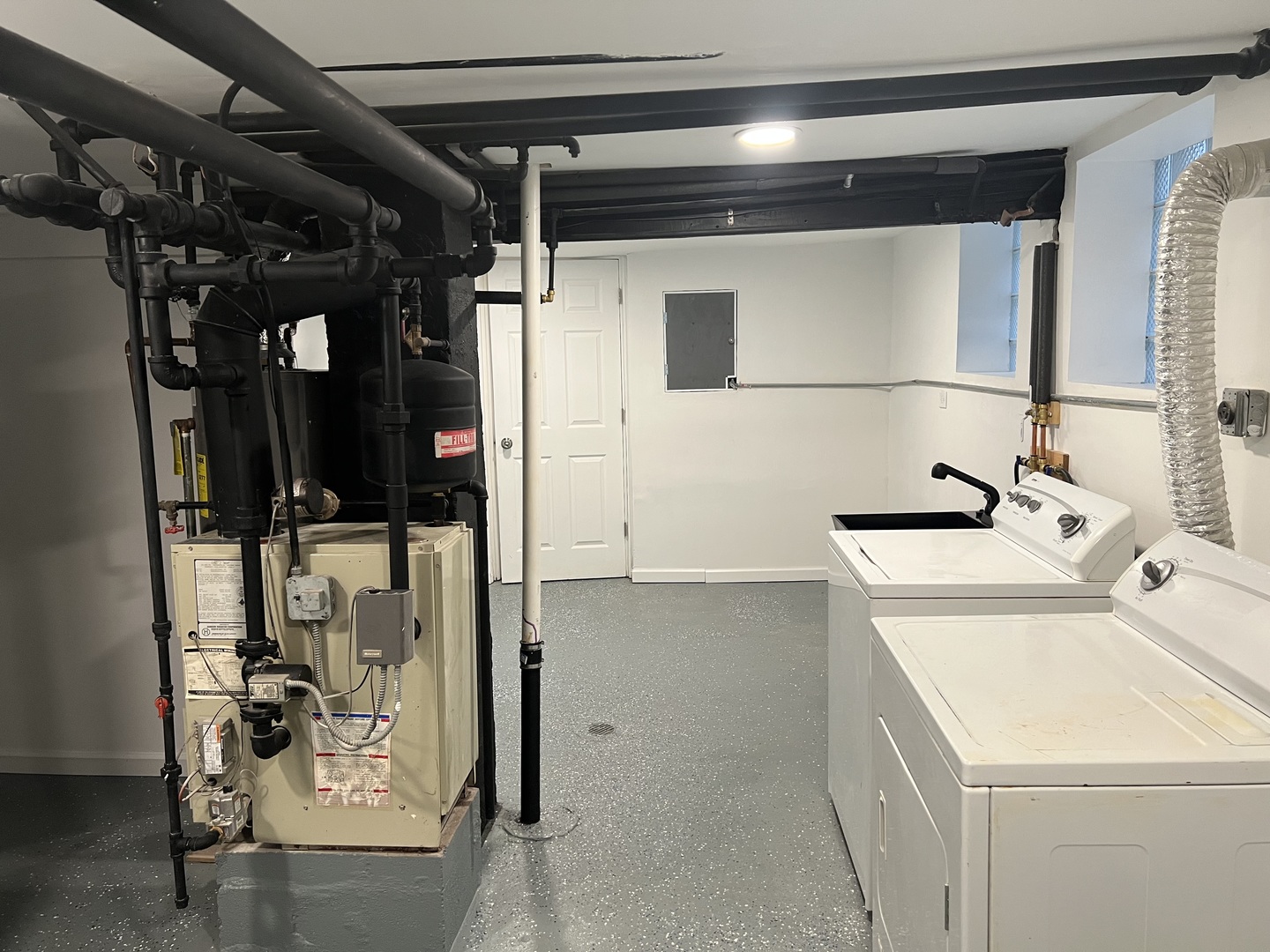 11945 South State Street Chicago, IL 60628 - Photo 15 of 16 a utility room with a washer and dryer