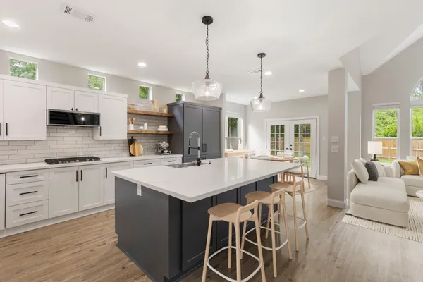 $770,000 | 35 Classic Oaks Place, The Woodlands, TX 77382