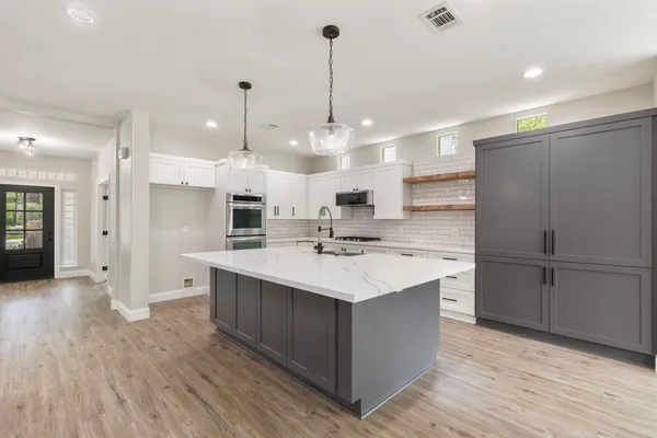 $770,000 | 35 Classic Oaks Place, The Woodlands, TX 77382