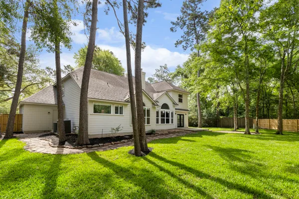 $770,000 | 35 Classic Oaks Place, The Woodlands, TX 77382