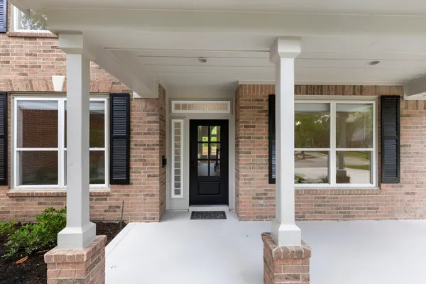 $770,000 | 35 Classic Oaks Place, The Woodlands, TX 77382