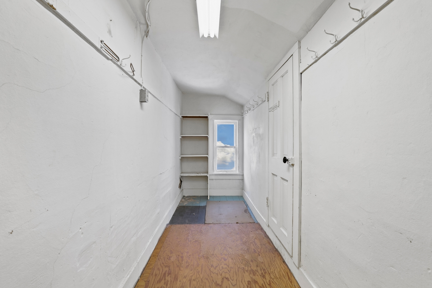 309 East 3rd Street Sandwich, IL 60548 - Photo 23 of 33 a view of a hallway with wooden floor and entryway