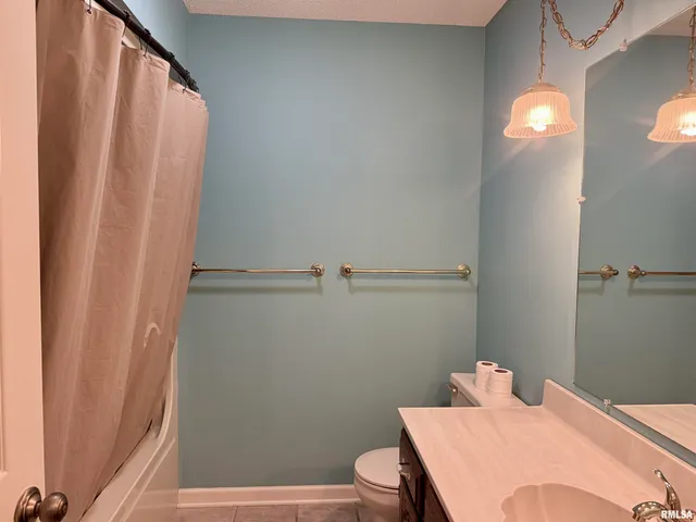 $289,900 | 1810 Paula Lane, Marion, IL 62959