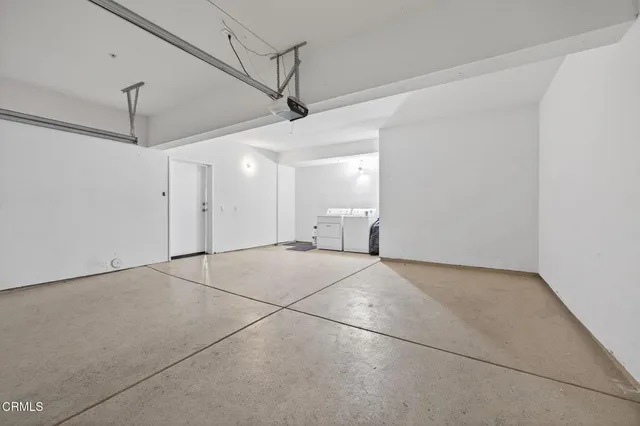 a view of empty room with a ceiling fan