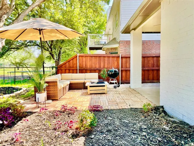 a view of a house with backyard and sitting area